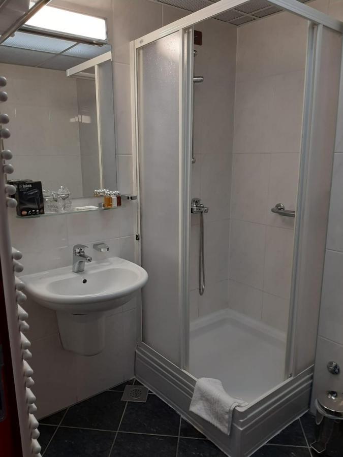 Hotel Tamaris โนวีวีโนดอลสกี ภายนอก รูปภาพ